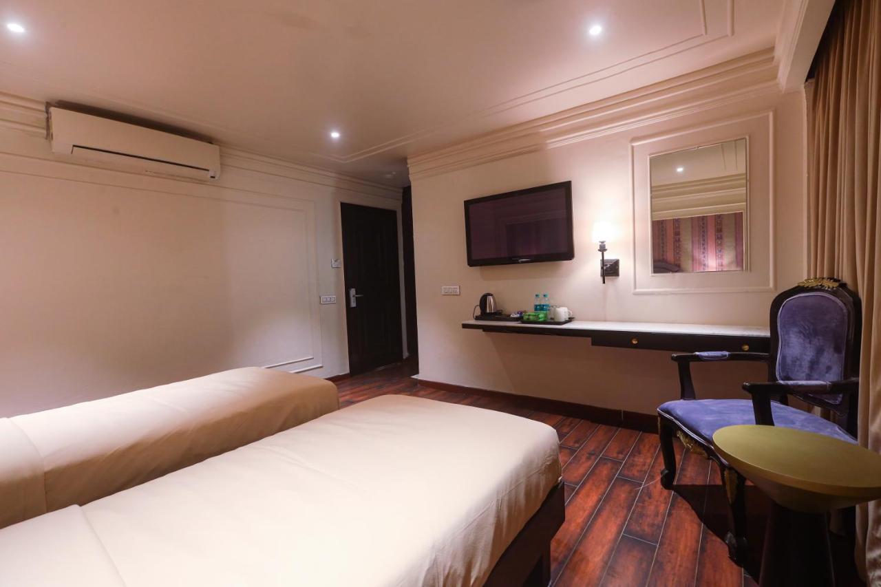 The Saga Hotel New Delhi Exteriör bild