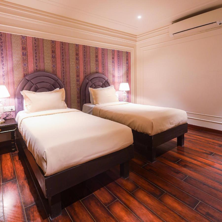 The Saga Hotel New Delhi Exteriör bild